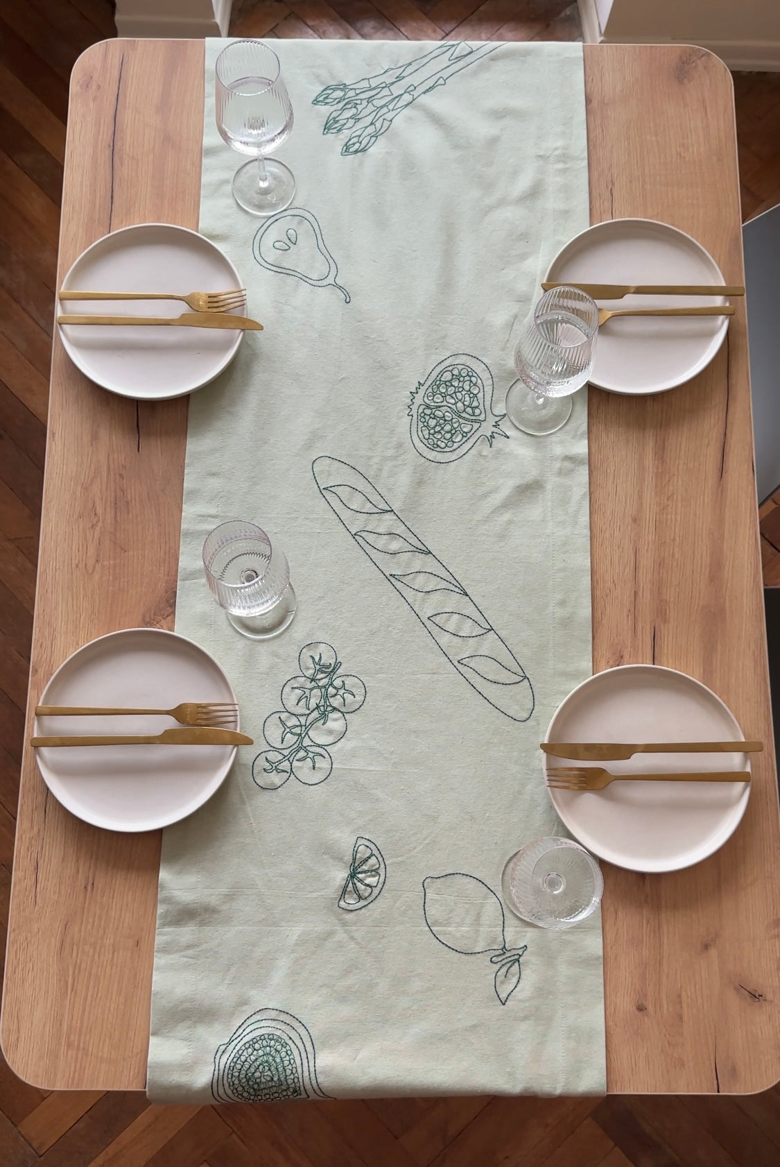Runner embroidered Fine Plates