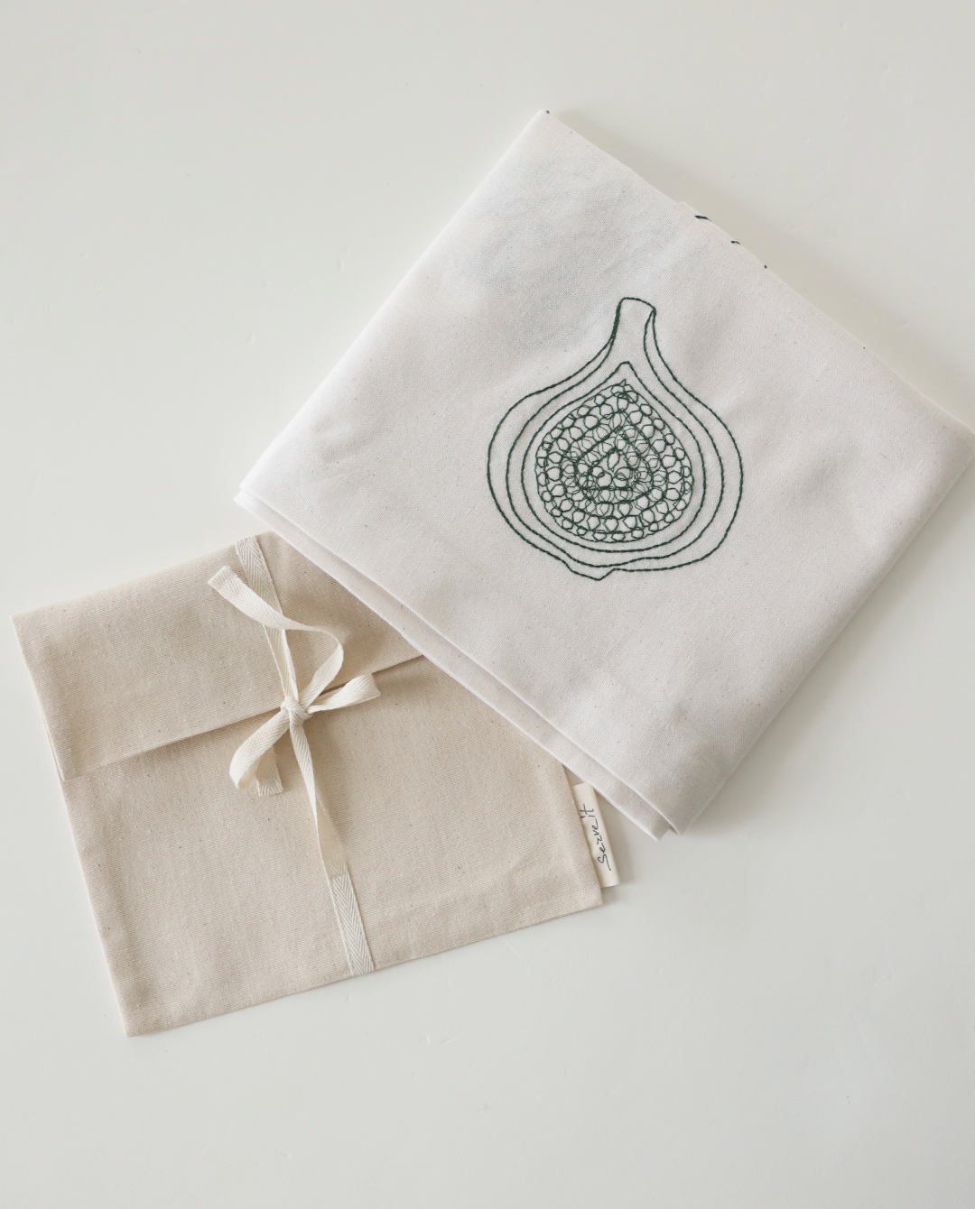 Runner embroidered Fine Plates